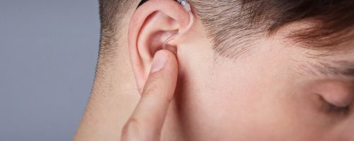 Elektrisch geleidende coatings voor gehoorapparaten